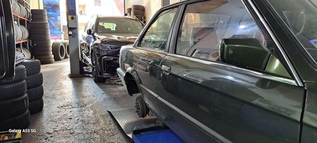 Automobil na dizalici