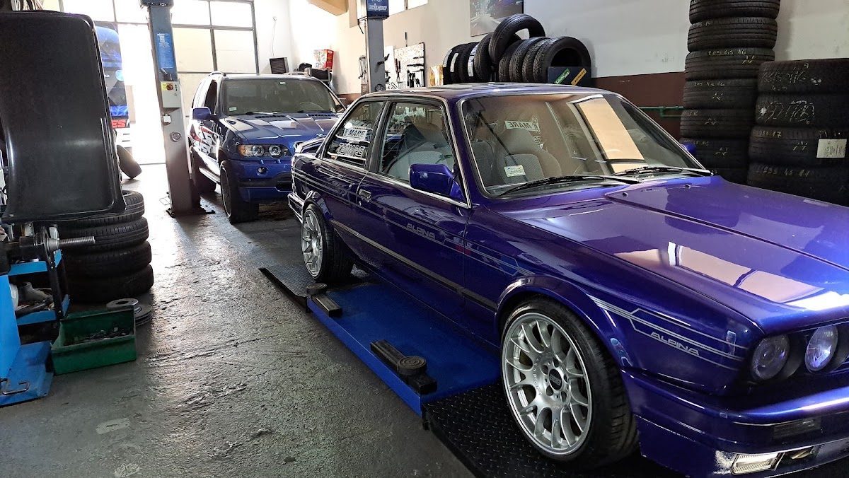 BMW E30 u radionici među gumama